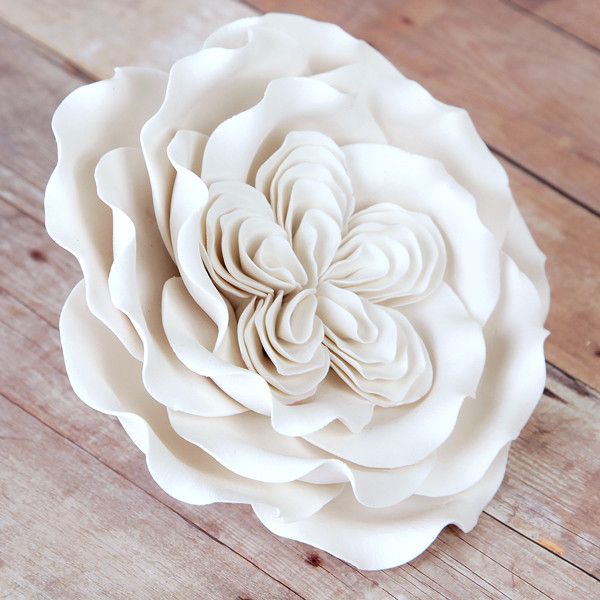 Ready-made by hands from gum paste, this pre-wired heritage rose can be easily placed on cakes and offer a way of decorating hassle free for both professional and amateur decorators. Achieve a realistic appearance and make your cakes blossoms into beautiful creations.