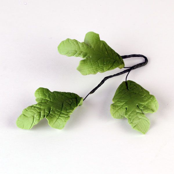 Green English Ivy Leaf Filler sugarflower from gumpaste perfect for cake decorating fondant cakes and wedding cakes. Wholesale sugarflowers and cake supply.