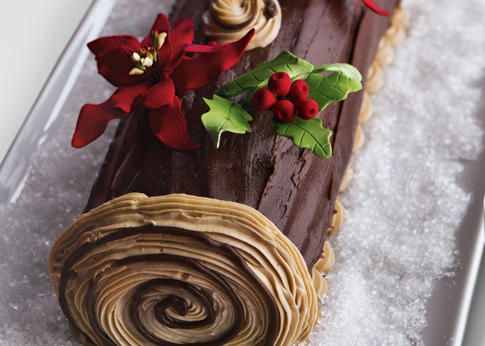 🌺 Why You Should Never Use Real Poinsettias on Cakes (and What to Use Instead)