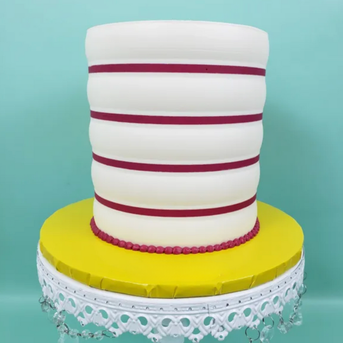 Discover our durable stripe cake icing comb scraper, perfect for cake decorating. Create smooth, textured, and patterned finishes on buttercream, fondant, and frosting. Ideal for bakers of all skill levels! Caljava