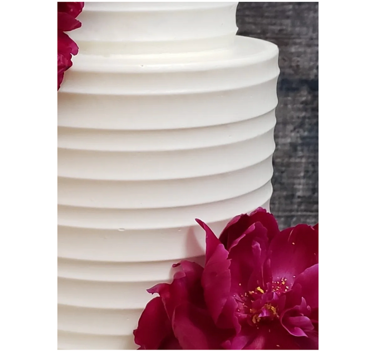 Discover our durable scallop cake icing comb scraper, perfect for cake decorating. Create smooth, textured, and patterned finishes on buttercream, fondant, and frosting. Ideal for bakers of all skill levels! Caljava