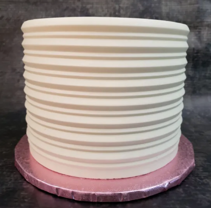 Discover our durable stripe cake icing comb scraper, perfect for cake decorating. Create smooth, textured, and patterned finishes on buttercream, fondant, and frosting. Ideal for bakers of all skill levels! Caljava
