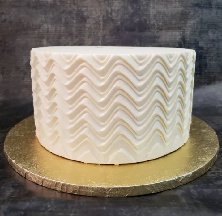 Discover our durable stripe cake icing comb scraper, perfect for cake decorating. Create smooth, textured, and patterned finishes on buttercream, fondant, and frosting. Ideal for bakers of all skill levels! Caljava