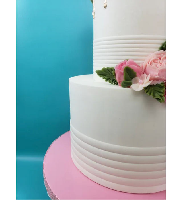 Discover our durable stripe cake icing comb scraper, perfect for cake decorating. Create smooth, textured, and patterned finishes on buttercream, fondant, and frosting. Ideal for bakers of all skill levels! Caljava