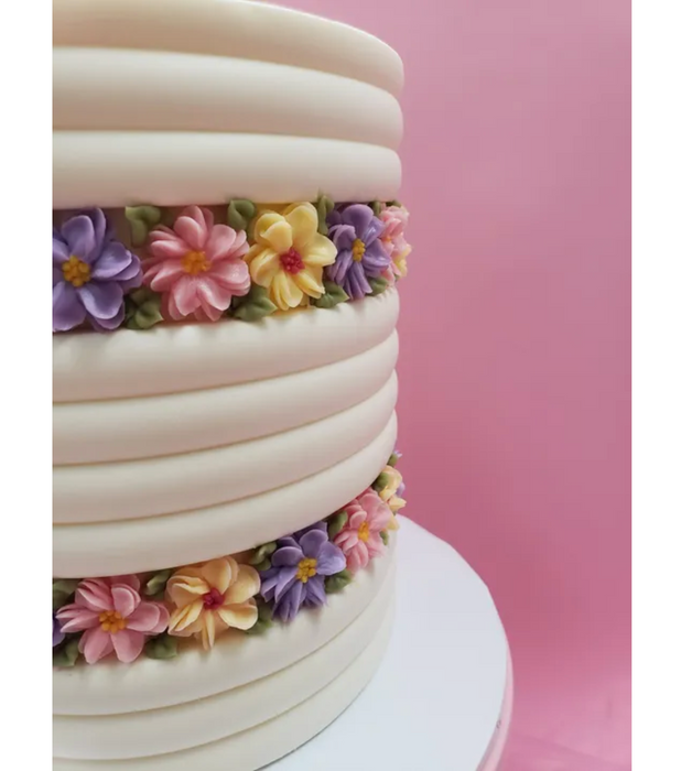 Discover our durable stripe cake icing comb scraper, perfect for cake decorating. Create smooth, textured, and patterned finishes on buttercream, fondant, and frosting. Ideal for bakers of all skill levels! Caljava