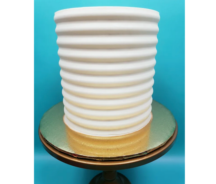 Discover our durable stripe cake icing comb scraper, perfect for cake decorating. Create smooth, textured, and patterned finishes on buttercream, fondant, and frosting. Ideal for bakers of all skill levels! Caljava