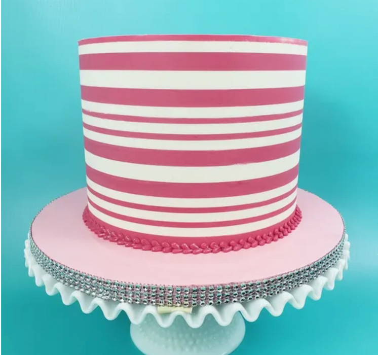 Discover our durable stripe cake icing comb scraper, perfect for cake decorating. Create smooth, textured, and patterned finishes on buttercream, fondant, and frosting. Ideal for bakers of all skill levels! Caljava