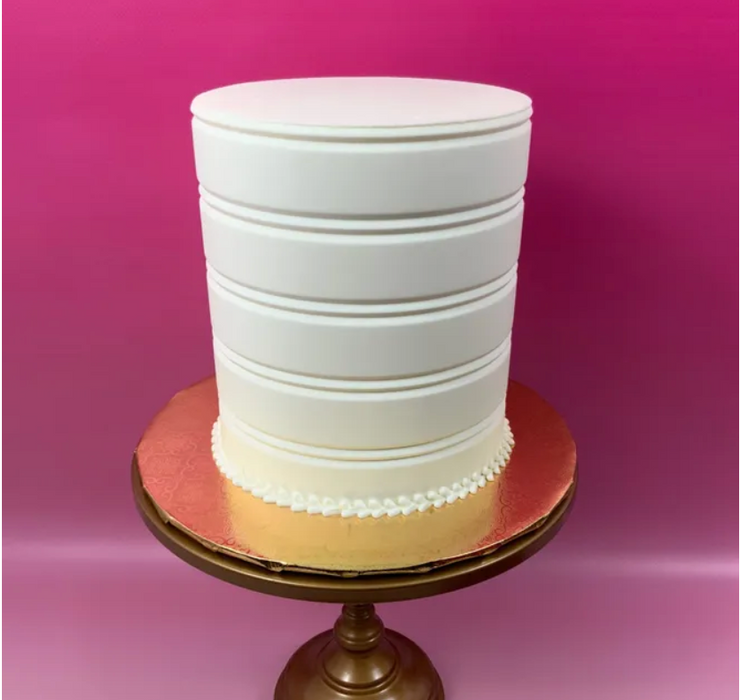 Discover our durable stripe cake icing comb scraper, perfect for cake decorating. Create smooth, textured, and patterned finishes on buttercream, fondant, and frosting. Ideal for bakers of all skill levels! Caljava