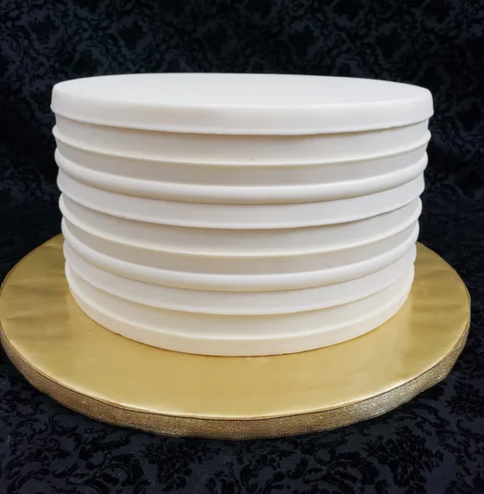Discover our durable stripe cake icing comb scraper, perfect for cake decorating. Create smooth, textured, and patterned finishes on buttercream, fondant, and frosting. Ideal for bakers of all skill levels! Caljava