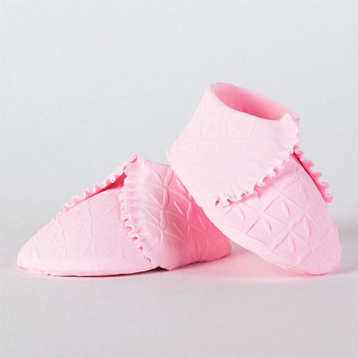 Edible Pink Knit Baby Booties handmade from fondant. Mini handmade fondant baby shoes perfect for cake decorating baby shower cakes easily. Works with Cake decorating baby shower cupcakes. Baby shoe