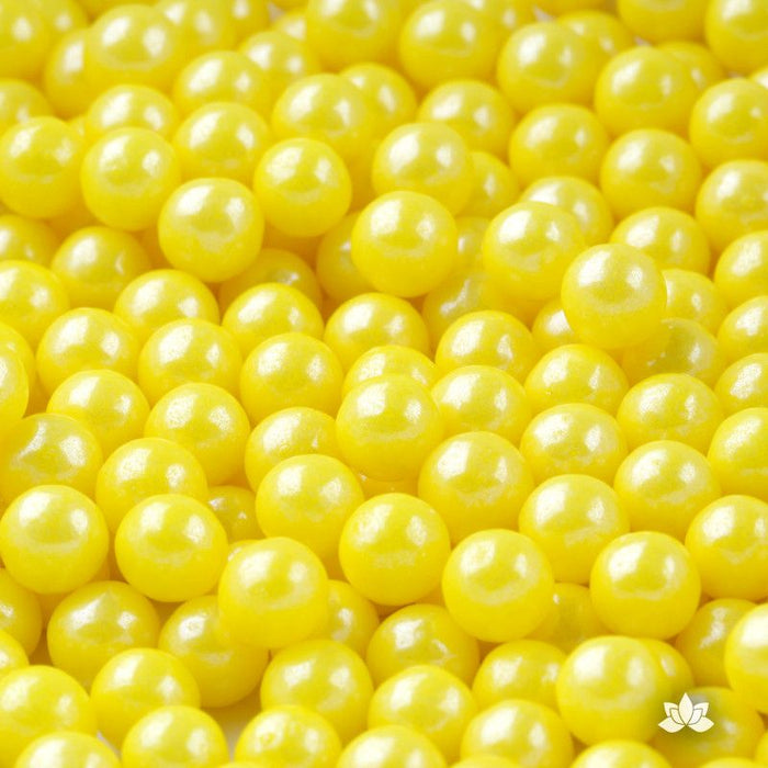 Large Edible Pearls used for cake decorating or cupcake decorating.  Edible cake decorations.  Wholesale cake supply.