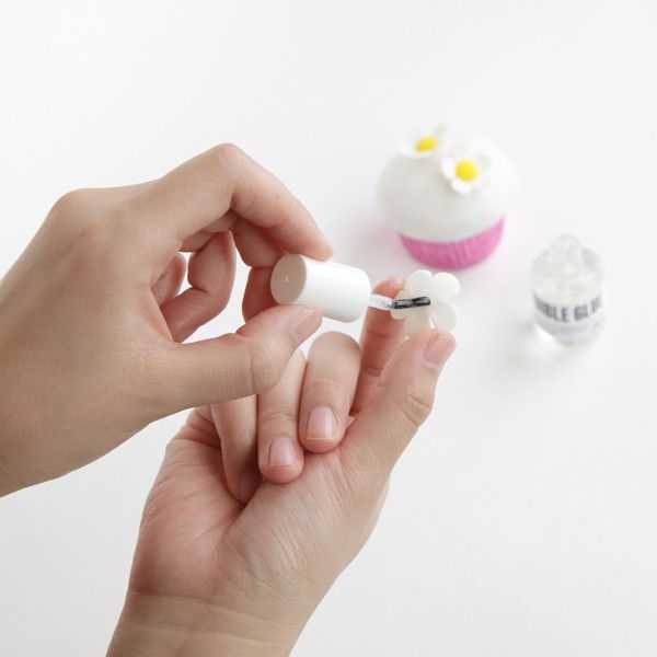 Edible Glue is a ready-to-use food safe adhesive, perfect for gluing fondant pieces & chocolate pieces.