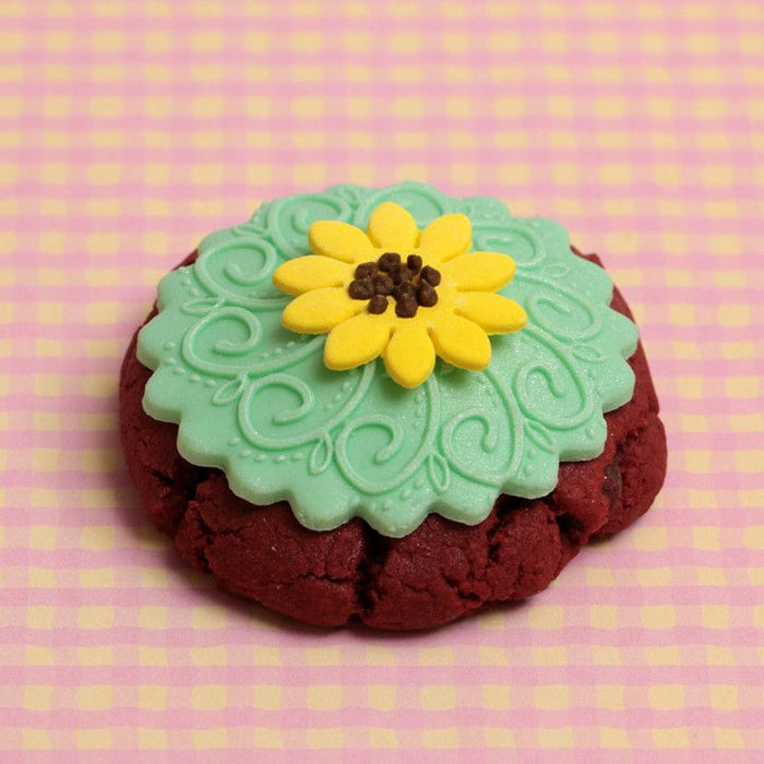 Mini Flat Gerbera sugarflower cupcake toppers. Great for decorating your own cupcakes and cakes. Made from fondant.