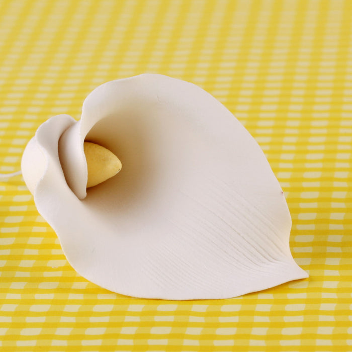 Edible Gumpaste Large Calla Lily sugar flower cake toppers and cake decorations perfect for cake decorating rolled fondant wedding cakes, cupcakes and birthday cakes and cupcakes.  Edible Cake Decoration and wholesale cake supplies.