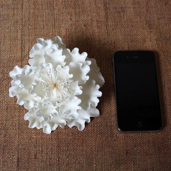 White Gumpaste Garden Peony sugarflower cake toppers perfect for cake decorating rolled fondant wedding cakes and birthday cakes.  Wholesale sugarflowers and wholesale cake supply. Garden Peonies - White.  Caljava