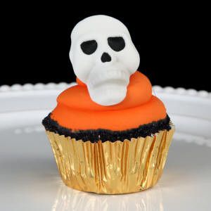 Edible Fondant Skull cupcake toppers perfect for halloween cakes and cupcakes. Halloween cake and cupcake toppers perfect for cake decorating.