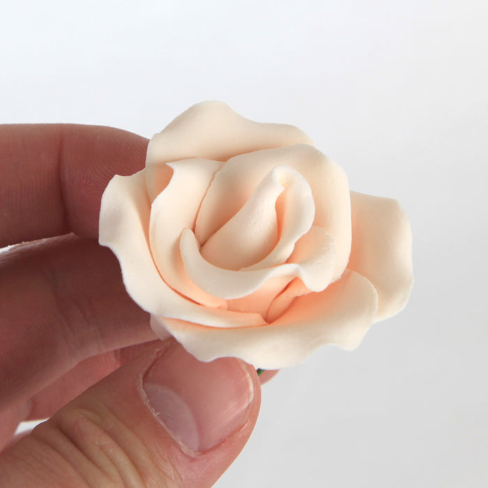 Realistic handcrafted ivory sugar flowers that bring professional-grade botanical detail to custom celebration cakes.